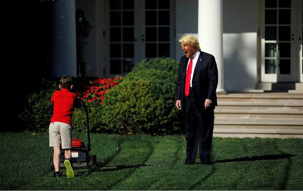 Boris Johnson shouting at a boy on the Whitehouse lawn
